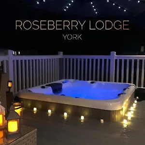 Roseberry With Hot Tub Holiday home York